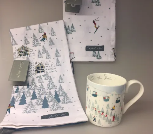 Krus - Ben Porcelæn - Skiløbere, lift og hytter, ski, skiløb, skiferie, alpin, alpint, slalom, ferie, højfjelssol, vinter, winterworld, winterwonderland, frost, gave, gaveidé, skikop, skikrus, vinterkop, vinterkrus, varme drikke, toddy, jagate, jægerte, kvalitet, flot