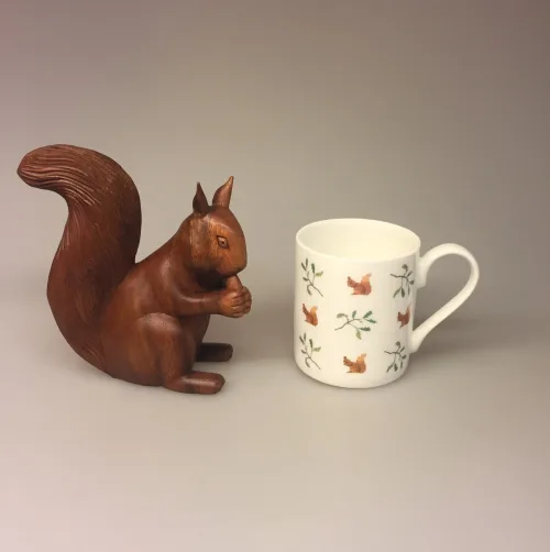Krus - Ben Porcelæn - Egern, egernkrus, egernmotiv, skovens dyr, dansk, skov, kaffe, te, tekop, tekrus, kaffekrus, kaffekop, benporcelæn, flot, kvalitet, gaveide, gave, lækkert, smukt, naturens, dyr, biti, ribe, vadehavet, nationalpark, sophie allport,