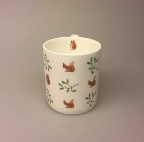 Krus - Ben Porcelæn - Egern, egernkrus, egernmotiv, skovens dyr, dansk, skov, kaffe, te, tekop, tekrus, kaffekrus, kaffekop, benporcelæn, flot, kvalitet, gaveide, gave, lækkert, smukt, naturens, dyr, biti, ribe, vadehavet, nationalpark, sophie allport,