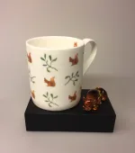 Krus - Ben Porcelæn - Egern, egernkrus, egernmotiv, skovens dyr, dansk, skov, kaffe, te, tekop, tekrus, kaffekrus, kaffekop, benporcelæn, flot, kvalitet, gaveide, gave, lækkert, smukt, naturens, dyr, biti, ribe, vadehavet, nationalpark, sophie allport,