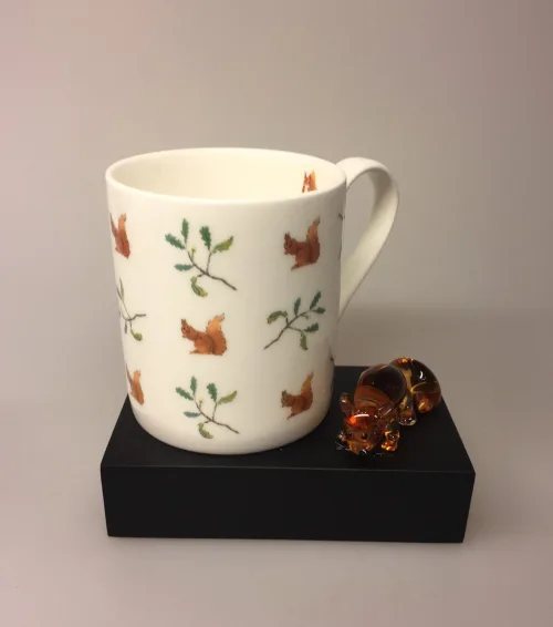 Krus - Ben Porcelæn - Egern, egernkrus, egernmotiv, skovens dyr, dansk, skov, kaffe, te, tekop, tekrus, kaffekrus, kaffekop, benporcelæn, flot, kvalitet, gaveide, gave, lækkert, smukt, naturens, dyr, biti, ribe, vadehavet, nationalpark, sophie allport,
