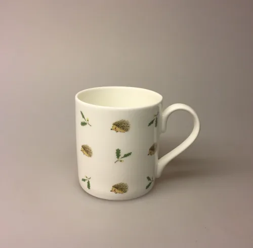 Krus - Ben Porcelæn - Pindsvin, pindsvinekrus, ting med, pindsvin, pindgris, pinse, nålepude, igel, igelkott, kaffe,kako, te, tekrus, tekop, kaffekrus, kaffekop, bæger, porcelæn, flot, lækkert, personligt, kvalitet, skovens dyr, dansk, fauna, biti, ribe, vadehavet, sophie allport,