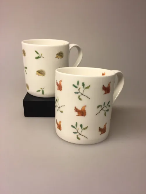 Krus - Ben Porcelæn - Egern, egernkrus, egernmotiv, skovens dyr, dansk, skov, kaffe, te, tekop, tekrus, kaffekrus, kaffekop, benporcelæn, flot, kvalitet, gaveide, gave, lækkert, smukt, naturens, dyr, biti, ribe, vadehavet, nationalpark, sophie allport,