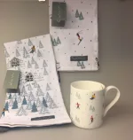 Krus - Ben Porcelæn - Skiløbere, Krus - Ben Porcelæn - Skiløbere, lift og hytter, ski, skiløb, skiferie, alpin, alpint, slalom, ferie, højfjelssol, vinter, winterworld, winterwonderland, frost, gave, gaveidé, skikop, skikrus, vinterkop, vinterkrus, varme drikke, toddy, jagate, jægerte, kvalitet, flot, Viskestykke Bomuld med tryk - skiløbere, vinter, vinterlandskab, sne, snevejr, skisport, skiferie, skiløb, alpin, alpint, vinterferie, stemning, østrig, schweiz, juleferie, winterwonderland, stå på ski, julegave, juleferie, norge, fjellet, hytter, snehytte, jul i sneen, biti, ribe, glühwein, jagatee, jægerte, allport