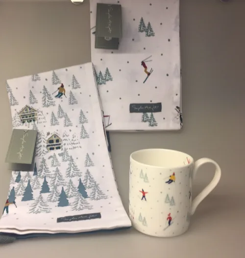 Krus - Ben Porcelæn - Skiløbere, Krus - Ben Porcelæn - Skiløbere, lift og hytter, ski, skiløb, skiferie, alpin, alpint, slalom, ferie, højfjelssol, vinter, winterworld, winterwonderland, frost, gave, gaveidé, skikop, skikrus, vinterkop, vinterkrus, varme drikke, toddy, jagate, jægerte, kvalitet, flot, Viskestykke Bomuld med tryk - skiløbere, vinter, vinterlandskab, sne, snevejr, skisport, skiferie, skiløb, alpin, alpint, vinterferie, stemning, østrig, schweiz, juleferie, winterwonderland, stå på ski, julegave, juleferie, norge, fjellet, hytter, snehytte, jul i sneen, biti, ribe, glühwein, jagatee, jægerte, allport