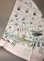 Viskestykke Bomuld med tryk - Skiløbere lift og hytter, Viskestykke Bomuld med tryk - Skiløbere, lift og hytter - Viskestykke Bomuld med tryk - ski, Viskestykke Bomuld med tryk - skiløbere, vinter, vinterlandskab, sne, snevejr, skisport, skiferie, skiløb, alpin, alpint, vinterferie, stemning, østrig, schweiz, juleferie, winterwonderland, stå på ski, julegave, juleferie, norge, fjellet, hytter, snehytte, jul i sneen, biti, ribe, glühwein, jagatee, jægerte, allport