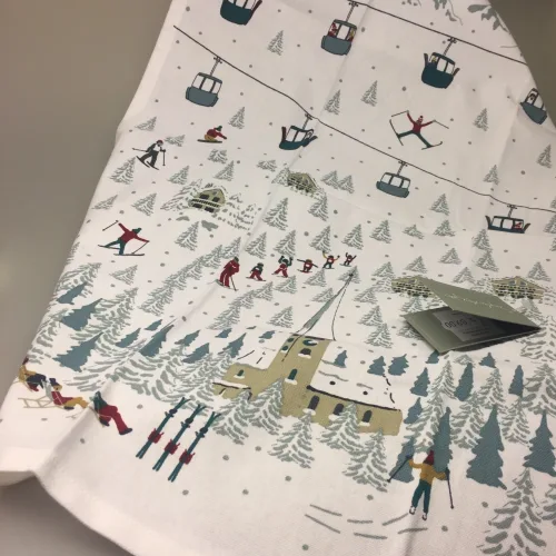 Viskestykke Bomuld med tryk - Skiløbere lift og hytter, Viskestykke Bomuld med tryk - Skiløbere, lift og hytter - Viskestykke Bomuld med tryk - ski, Viskestykke Bomuld med tryk - skiløbere, vinter, vinterlandskab, sne, snevejr, skisport, skiferie, skiløb, alpin, alpint, vinterferie, stemning, østrig, schweiz, juleferie, winterwonderland, stå på ski, julegave, juleferie, norge, fjellet, hytter, snehytte, jul i sneen, biti, ribe, glühwein, jagatee, jægerte, allport