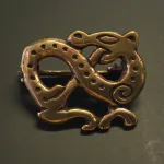 Vikingebroche i bronze - Slange, vikinger, vikingesmykker, museums, museumssmykker, kopismykker, ægte, original, vikingefund, udgravninger, nordiske, guder, aser, midgårdsormen, loke, dyr, slange, drage, biti, ribe, ansgar, bronze, billige, flotte, gaveide, konfirmation, fødselsdag,