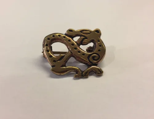 Vikingebroche i bronze - Slange, vikinger, vikingesmykker, museums, museumssmykker, kopismykker, ægte, original, vikingefund, udgravninger, nordiske, guder, aser, midgårdsormen, loke, dyr, slange, drage, biti, ribe, ansgar, bronze, billige, flotte, gaveide, konfirmation, fødselsdag,