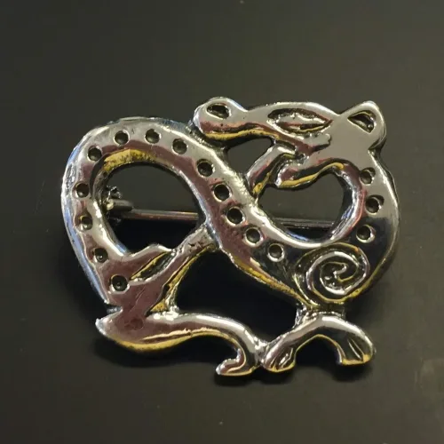 Vikingebroche i sølv - Slange, fabeldyr, vikinger, vikingesmykker, sølv, sølvnål, sølvbroche, vikingebroche, kopi, vikingekopi, museumssmykker, fund, aser, midgårdsorm, evighed, amulet, biti, ribe