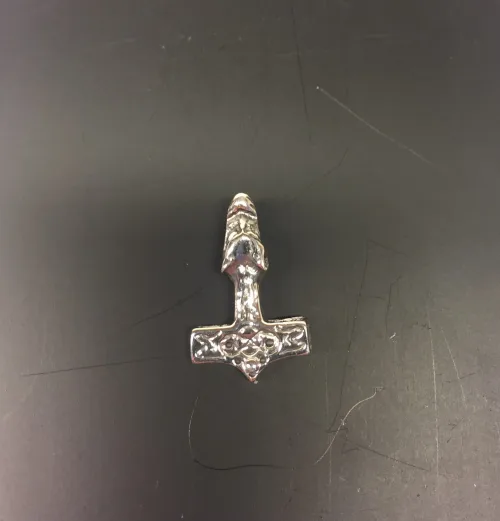 Vikingevedhæng i sølv - Lille thorshammer med fenrisulv