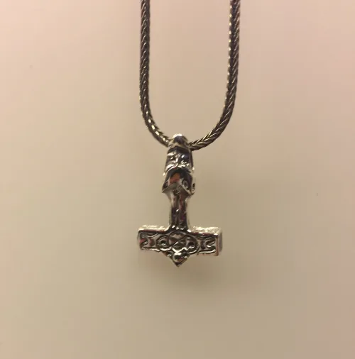 Vikingevedhæng i sølv - Lille thorshammer med fenrisulv