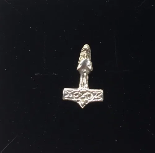 Vikingevedhæng i sølv - Thorshammer med fenris - lille, fenrisulven, loke, lokes søn, ragnarok, thor, mjølner, sølvvedhæng, vikingesmykker, vikingefund, museumssmykker, kopismykker, danefæ, massivt, konfirmation, dåbsgave, barnedåb