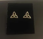 Vikingeøreringe Sølv Ørestikkere - Spids Triskele, magisk, det magiske tal tre, treenigheden, evigheden, symbol, symbolks, keltisk, vikinger, vikingetiden, keltisk flet, keltiske smykker, vikingesmykker, sølv smykker, ørestikkere, sølvørestikkere, museums smykker, museums smykker, historiske smykker, fund, vikingefund, kopi smykker, nordiske, guder, aser, asatro, amuletter, ægte, nikkelfri, Biti, Ribe,