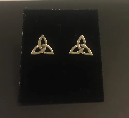 Vikingeøreringe Sølv Ørestikkere - Spids Triskele, magisk, det magiske tal tre, treenigheden, evigheden, symbol, symbolks, keltisk, vikinger, vikingetiden, keltisk flet, keltiske smykker, vikingesmykker, sølv smykker, ørestikkere, sølvørestikkere, museums smykker, museums smykker, historiske smykker, fund, vikingefund, kopi smykker, nordiske, guder, aser, asatro, amuletter, ægte, nikkelfri, Biti, Ribe,