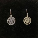 Ørehængere i sølv - Livets Blomst lille, livsblomst, østen, mystik, yoga, yogis, indre ro, amulet, sølv, ægte, sterling, nikkelfri, små, billige, smukke, specielle, flotte, feminie, øreringe, hænge øreringe, lys sølv, sølv smykker, gaveide, student, studentergave, rejse, lykkebringende, beskyttelse, held, lykke, biti, ribe