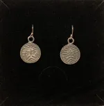 Vikingeørehængere i sølv - Ribemønt, bracteat, braktiat, mønt, penge, sølvskat, fund, fra Ribe, i Ribe, fund, udgravning, mønter, ribe mønt, sølvpenge, øreringe, ørenringe, ørehængere, vikinger, vikingesmykker, kopi, kopismykker, museumssmykker, museums, ægte. sølv, sterling sølv, biti, aser, asatro, gamle,