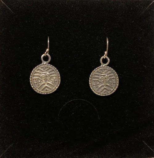 Vikingeørehængere i sølv - Ribemønt, bracteat, braktiat, mønt, penge, sølvskat, fund, fra Ribe, i Ribe, fund, udgravning, mønter, ribe mønt, sølvpenge, øreringe, ørenringe, ørehængere, vikinger, vikingesmykker, kopi, kopismykker, museumssmykker, museums, ægte. sølv, sterling sølv, biti, aser, asatro, gamle,