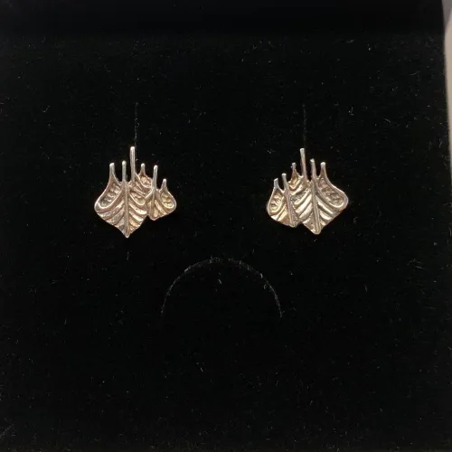 Vikingeøreringe Sølv Ørestikkere - Vikingeskibe, sømænd, sømand, søfarer, rejseamulet, god tur, god rejse, beskyttelse, lykke amulet, vikingeskib, vikingeskibe, vikingesmykker, ægte sølv, ren sølv, sølvsmykker, sølv øreringe, ørestikkere, vikingefund, museumssmykker, museums smykker, kopi smykke, historiske smykker, historisk, motiv, nordisk, mytologi, aserne, asatro, de gamle guder, nordiske guder, biti, ribe