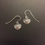 Vikinge Ørehængere i sølv - Hjerte amuletter, hjerter, kærlighed, hjerteøreringe, hjerteørehængere, smykker med hjerter, sølv, ægte, sterling sølv, sølvøreringe, sølv ørehængere, ørenringe, vikingesmykker, vikingefund, kopismykker, kopi, museums, museumssmykker, originale, keltiske, ægte, aser, nordisk, guder, asatro, mytologi, dansk, historiske, biti, ribe