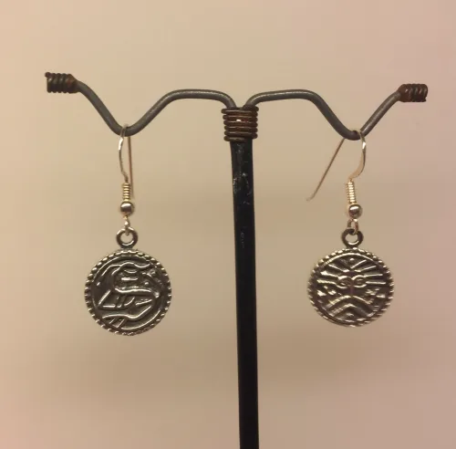 Vikingeørehængere i sølv - Ribemønt, bracteat, braktiat, mønt, penge, sølvskat, fund, fra Ribe, i Ribe, fund, udgravning, mønter, ribe mønt, sølvpenge, øreringe, ørenringe, ørehængere, vikinger, vikingesmykker, kopi, kopismykker, museumssmykker, museums, ægte. sølv, sterling sølv, biti, aser, asatro, gamle,