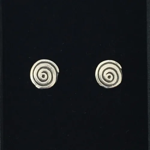 Vikingeøreringe i sølv - ørestikkere Spiral, ægte, sterling sølv, vikingesmykker, vikinger, amulet, evigheden, snegl, sølv, studs, stikkere, ørestikkere, øreringe, små, vikinger, vikingesmykker, vikingetiden, fund, udgravninger, kopi, vikingekopi, vikingegrav, museumssmykker, museumssmykke, nordisk, tro, guder, asatro, asgård, udgård, midgård, fenris, freja, sif, ydun, idun, frigg, slange, fabeldyr, biti, ribe, domkirke, vadehavet, smykker, sølvsmykker, gaveide, gave, sølvøreringe,