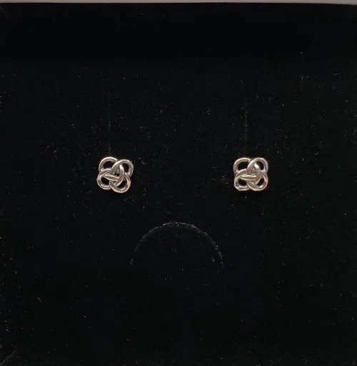 Vikingeøreringe Sølv Ørestikkere - Jordknude Lille, vikingesmykker, vikingeøreringe, vikinge ørestikkere, vikinger, vikingetiden, smykker, sølv, ægte sølv, sterling sølv, museumssmykker, museums smykker, kopi, kopi smykker, vikinge kopi, fund, vikingefund, nordiske, mytologi, aserne, gammel, nordisk, historiske smykker, Ribe, Biti, flotte, specielle, keltisk, keltisk flet, evigheden, symbolik, historie, historiske, tallet fire, magisk, amulet, gave, konfirmation, Danmark,dansk, gaveide,