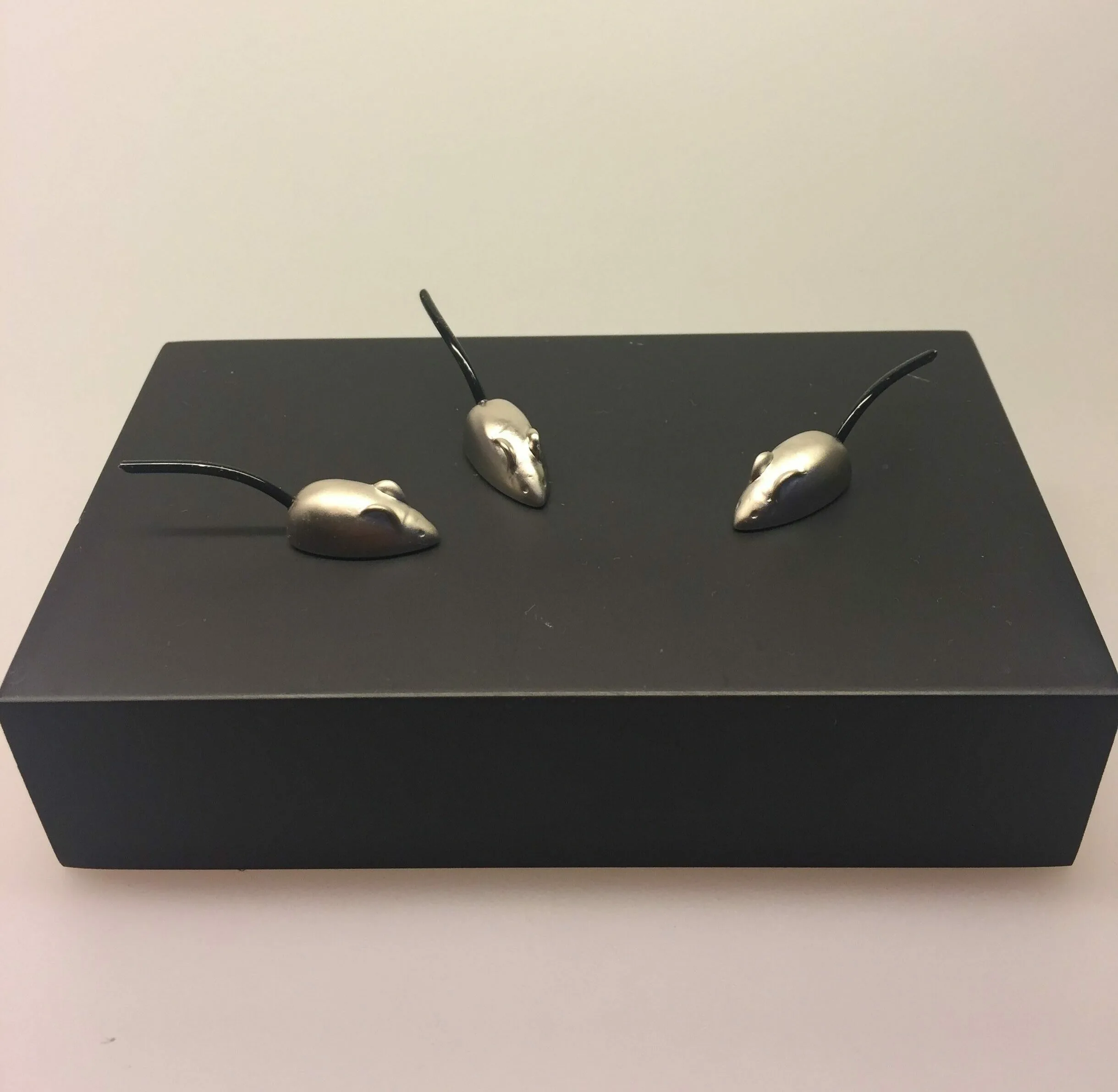 Magneter - 3 Mus med hale - mat sølv Magneter - 3 Mus med hale - mat sølv