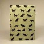 A5 Hæfte håndlavet papir - Khaki med sorte katte, katte, katteting, ting med katte, cats, catlover, katteejer, gave, gaveidé, hæfte, notesbog, journal, håndlavet, papir, nepal, håndtrykt, kattefigur, kattefigurer, kattemotiv, katte mønster, ribe, biti, kattebog, katteblok, kattehæfte