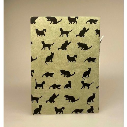 A5 Hæfte håndlavet papir - Khaki med sorte katte, katte, katteting, ting med katte, cats, catlover, katteejer, gave, gaveidé, hæfte, notesbog, journal, håndlavet, papir, nepal, håndtrykt, kattefigur, kattefigurer, kattemotiv, katte mønster, ribe, biti, kattebog, katteblok, kattehæfte