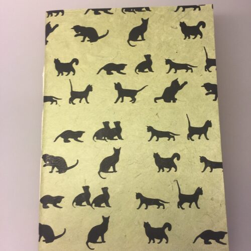 A5 Hæfte håndlavet papir - Khaki med sorte katte, katte, katteting, ting med katte, cats, catlover, katteejer, gave, gaveidé, hæfte, notesbog, journal, håndlavet, papir, nepal, håndtrykt, kattefigur, kattefigurer, kattemotiv, katte mønster, ribe, biti, kattebog, katteblok, kattehæfte