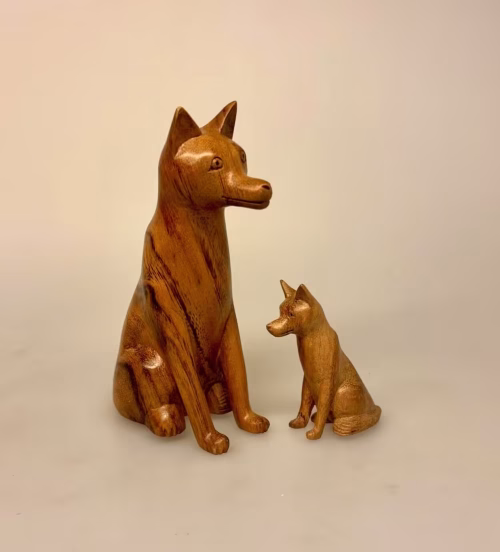 Figur Ræv - Ræv Håndskåret i Træ Stor, Figur ræv - Ræv håndskåret i træ - lille, fox, rævefigur, træræv, træfigur, skovens dyr, håndlavet, håndskåret, træskærearbejde, gaveide, natur, naturvejleder, jagt, jagttegn, vild, biodiversitet, fin, flot, kunsthåndværk, symbolsk, gave, særlig, kvalitet, vandring, gåtur, ræveting, ting med, rævefamilie, ræveunge, biti, ribe, nationalpark, vadehavet, mikkel, rævemor