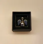 Memo - Fotoholder med Engel - Skytsengel, amulet, passer på, symbolsk, barnedåb, barselsgave, dåbsgave, sygdom, holder af, en ven, gave, gaveide, tænker på dig, gode tanker, beskyttende, foto, fotoholder, digt, huske, budskab, vigtig, ord, betydning, engle, ting med, biti, ribe, design, smuk, enkel, stilren, stilig, smukt