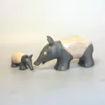 Tapir - Håndskåret af Træ, Tapir - Håndskåret af Træ lille, Trætapir, Tapir - Håndskåret af Træ lille, cw-39S, tapirer, tapirpapir, sjove, vilde, dyr, zoo, zoologisk have, myresluger, tryne, gris, bælte, træfigur, trædyr, håndlavet, håndsnittede, håndlavede, træskærearbejde, træsnit, trædyr, dyr af træ, zoolog, biologi, færdig, biolog, dyrepasser, symbolsk, gave, gaveide, biti, ribe