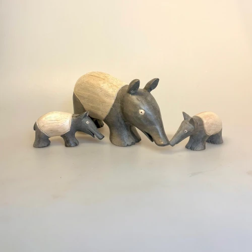 Tapir - Håndskåret af Træ lille, Trætapir, Tapir - Håndskåret af Træ lille, cw-39S, tapirer, tapirpapir, sjove, vilde, dyr, zoo, zoologisk have, myresluger, tryne, gris, bælte, træfigur, trædyr, håndlavet, håndsnittede, håndlavede, træskærearbejde, træsnit, trædyr, dyr af træ, zoolog, biologi, færdig, biolog, dyrepasser, symbolsk, gave, gaveide, biti, ribe