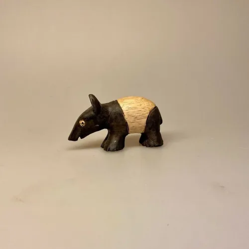 Tapir - Håndskåret af Træ lille, Trætapir, Tapir - Håndskåret af Træ lille, cw-39S, tapirer, tapirpapir, sjove, vilde, dyr, zoo, zoologisk have, myresluger, tryne, gris, bælte, træfigur, trædyr, håndlavet, håndsnittede, håndlavede, træskærearbejde, træsnit, trædyr, dyr af træ, zoolog, biologi, færdig, biolog, dyrepasser, symbolsk, gave, gaveide, biti, ribe
