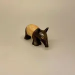 Tapir - Håndskåret af Træ lille, cw-39S, Tapir - Håndskåret af Træ, tapirer, tapirpapir, sjove, vilde, dyr, zoo, zoologisk have, myresluger, tryne, gris, bælte, træfigur, trædyr, håndlavet, håndsnittede, håndlavede, træskærearbejde, træsnit, trædyr, dyr af træ, zoolog, biologi, færdig, biolog, dyrepasser, symbolsk, gave, gaveide, biti, ribe