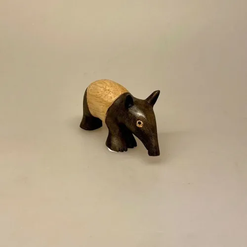 Tapir - Håndskåret af Træ lille, cw-39S, Tapir - Håndskåret af Træ, tapirer, tapirpapir, sjove, vilde, dyr, zoo, zoologisk have, myresluger, tryne, gris, bælte, træfigur, trædyr, håndlavet, håndsnittede, håndlavede, træskærearbejde, træsnit, trædyr, dyr af træ, zoolog, biologi, færdig, biolog, dyrepasser, symbolsk, gave, gaveide, biti, ribe