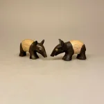 Tapir - Håndskåret af Træ lille, Trætapir, Tapir - Håndskåret af Træ lille, cw-39S, tapirer, tapirpapir, sjove, vilde, dyr, zoo, zoologisk have, myresluger, tryne, gris, bælte, træfigur, trædyr, håndlavet, håndsnittede, håndlavede, træskærearbejde, træsnit, trædyr, dyr af træ, zoolog, biologi, færdig, biolog, dyrepasser, symbolsk, gave, gaveide, biti, ribe