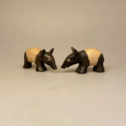 Tapir - Håndskåret af Træ lille, Trætapir, Tapir - Håndskåret af Træ lille, cw-39S, tapirer, tapirpapir, sjove, vilde, dyr, zoo, zoologisk have, myresluger, tryne, gris, bælte, træfigur, trædyr, håndlavet, håndsnittede, håndlavede, træskærearbejde, træsnit, trædyr, dyr af træ, zoolog, biologi, færdig, biolog, dyrepasser, symbolsk, gave, gaveide, biti, ribe