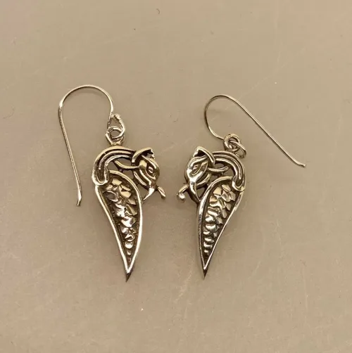 Vikingeøreringe i sølv - Slange dråbeformet, slange, midgårdsormen, aser, asatro, gamle, nordiske, guder, vikinger, vikingesmykker, vikingefund, fund, udgravninger, Ribe, vikingeby, museumssmykker, ægte, originale, museums, smykker, sølvsmykker, øreringe, ørehængere, øresmykker, hænge, biti, vadehavet, mytiske, fabeldyr, Lokes søn, udgårdsloke, loke, slangen, ragnarok