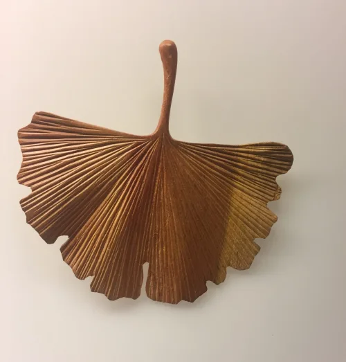 Gingkoblad - Håndskåret af Træ - Stort, træblad, gingko, bilopa, tempeltræ, vifteformede, håndsnittede, træskærerarbejde, stræskærer, nordisk, indretning, design, natur, stilfuldt, særligt, naturligt, pynt, bæredygtig, unst, indretning, træblad, gaveide, særlig, biti, ribe, håndlavet, kunsthåndværk