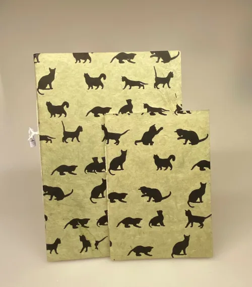 A6 Hæfte håndlavet papir - Khaki med sorte katte A5 Hæfte håndlavet papir - Khaki med sorte katte, katte, katteting, ting med katte, cats, catlover, katteejer, gave, gaveidé, hæfte, notesbog, journal, håndlavet, papir, nepal, håndtrykt, kattefigur, kattefigurer, kattemotiv, katte mønster, ribe, biti, kattebog, katteblok, kattehæfte