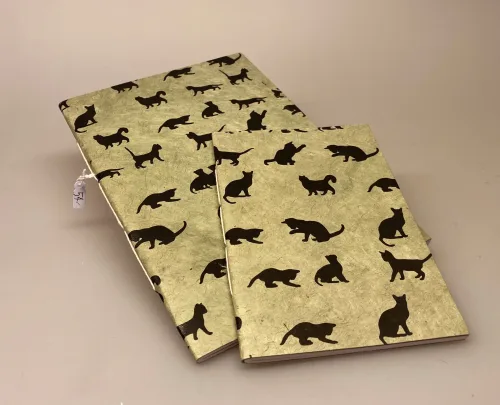 A6 Hæfte Håndlavet Papir - Khaki med Sorte Katte, A6 Hæfte håndlavet papir - Khaki med sorte katte A5 Hæfte håndlavet papir - Khaki med sorte katte, katte, katteting, ting med katte, cats, catlover, katteejer, gave, gaveidé, hæfte, notesbog, journal, håndlavet, papir, nepal, håndtrykt, kattefigur, kattefigurer, kattemotiv, katte mønster, ribe, biti, kattebog, katteblok, kattehæfte