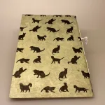 A5 Hæfte håndlavet papir - Khaki med sorte katte, katte, katteting, ting med katte, cats, catlover, katteejer, gave, gaveidé, hæfte, notesbog, journal, håndlavet, papir, nepal, håndtrykt, kattefigur, kattefigurer, kattemotiv, katte mønster, ribe, biti, kattebog, katteblok, kattehæfte