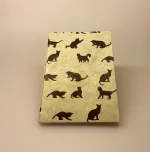 A6 Hæfte håndlavet papir - Khaki med sorte katte A5 Hæfte håndlavet papir - Khaki med sorte katte, katte, katteting, ting med katte, cats, catlover, katteejer, gave, gaveidé, hæfte, notesbog, journal, håndlavet, papir, nepal, håndtrykt, kattefigur, kattefigurer, kattemotiv, katte mønster, ribe, biti, kattebog, katteblok, kattehæfte