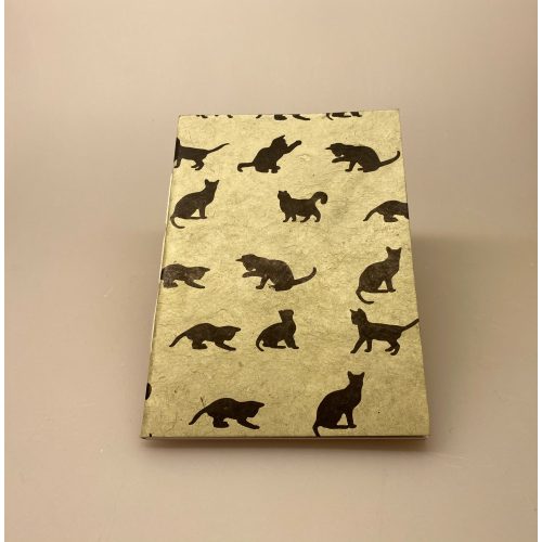 A6 Hæfte håndlavet papir - Khaki med sorte katte A5 Hæfte håndlavet papir - Khaki med sorte katte, katte, katteting, ting med katte, cats, catlover, katteejer, gave, gaveidé, hæfte, notesbog, journal, håndlavet, papir, nepal, håndtrykt, kattefigur, kattefigurer, kattemotiv, katte mønster, ribe, biti, kattebog, katteblok, kattehæfte