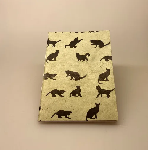 A6 Hæfte håndlavet papir - Khaki med sorte katte A5 Hæfte håndlavet papir - Khaki med sorte katte, katte, katteting, ting med katte, cats, catlover, katteejer, gave, gaveidé, hæfte, notesbog, journal, håndlavet, papir, nepal, håndtrykt, kattefigur, kattefigurer, kattemotiv, katte mønster, ribe, biti, kattebog, katteblok, kattehæfte