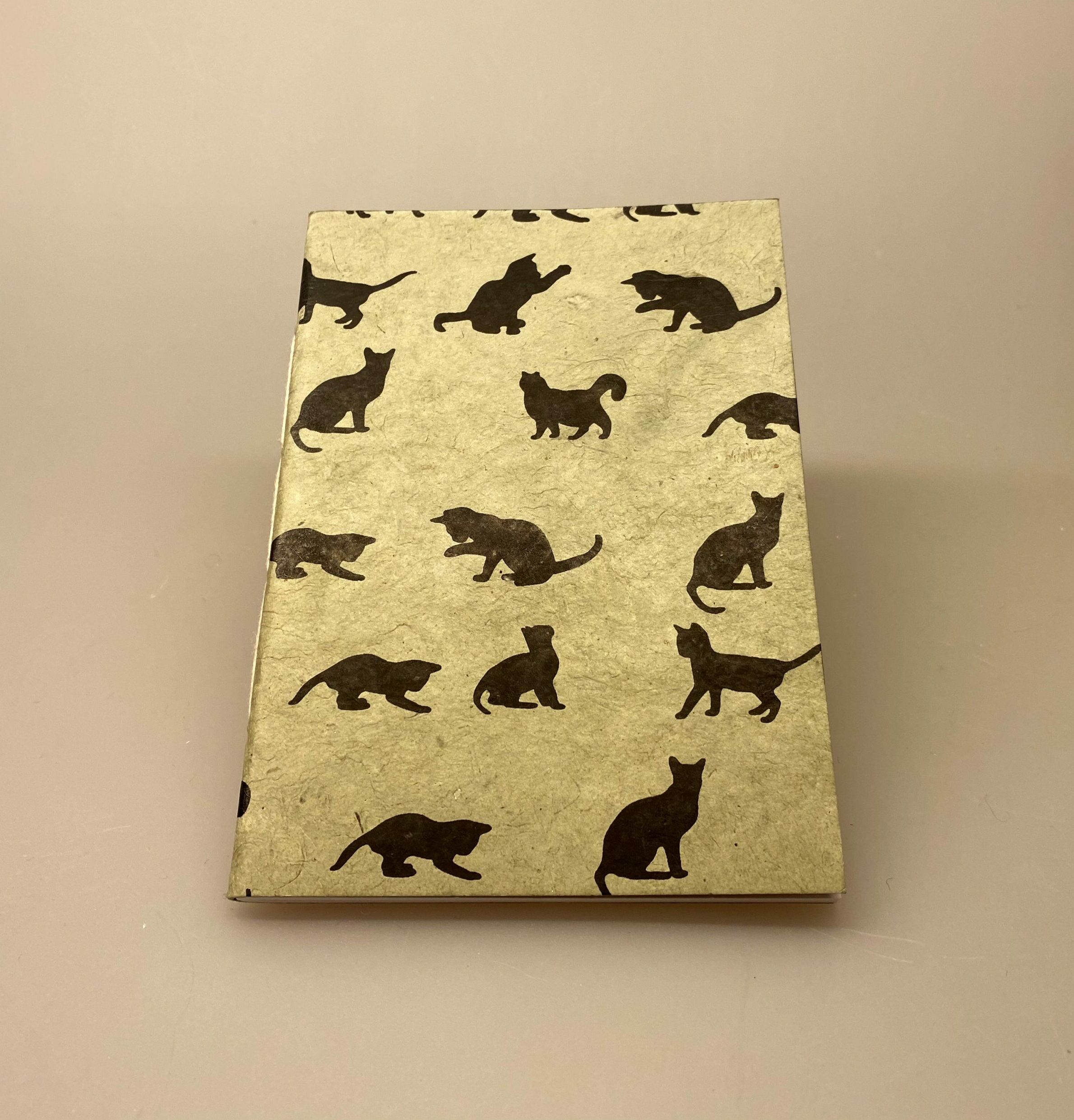 A6 Hæfte håndlavet papir - Khaki med sorte katte A5 Hæfte håndlavet papir - Khaki med sorte katte, katte, katteting, ting med katte, cats, catlover, katteejer, gave, gaveidé, hæfte, notesbog, journal, håndlavet, papir, nepal, håndtrykt, kattefigur, kattefigurer, kattemotiv, katte mønster, ribe, biti, kattebog, katteblok, kattehæfte