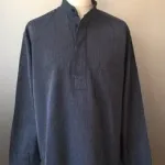 Bondeskjorte i bomuld - Mørkeblå pinstribe (stof 591) voksen, murerskjorte, mælkedreng, mælkemandsskjorte, fischerhemd, almue, gammeldags,